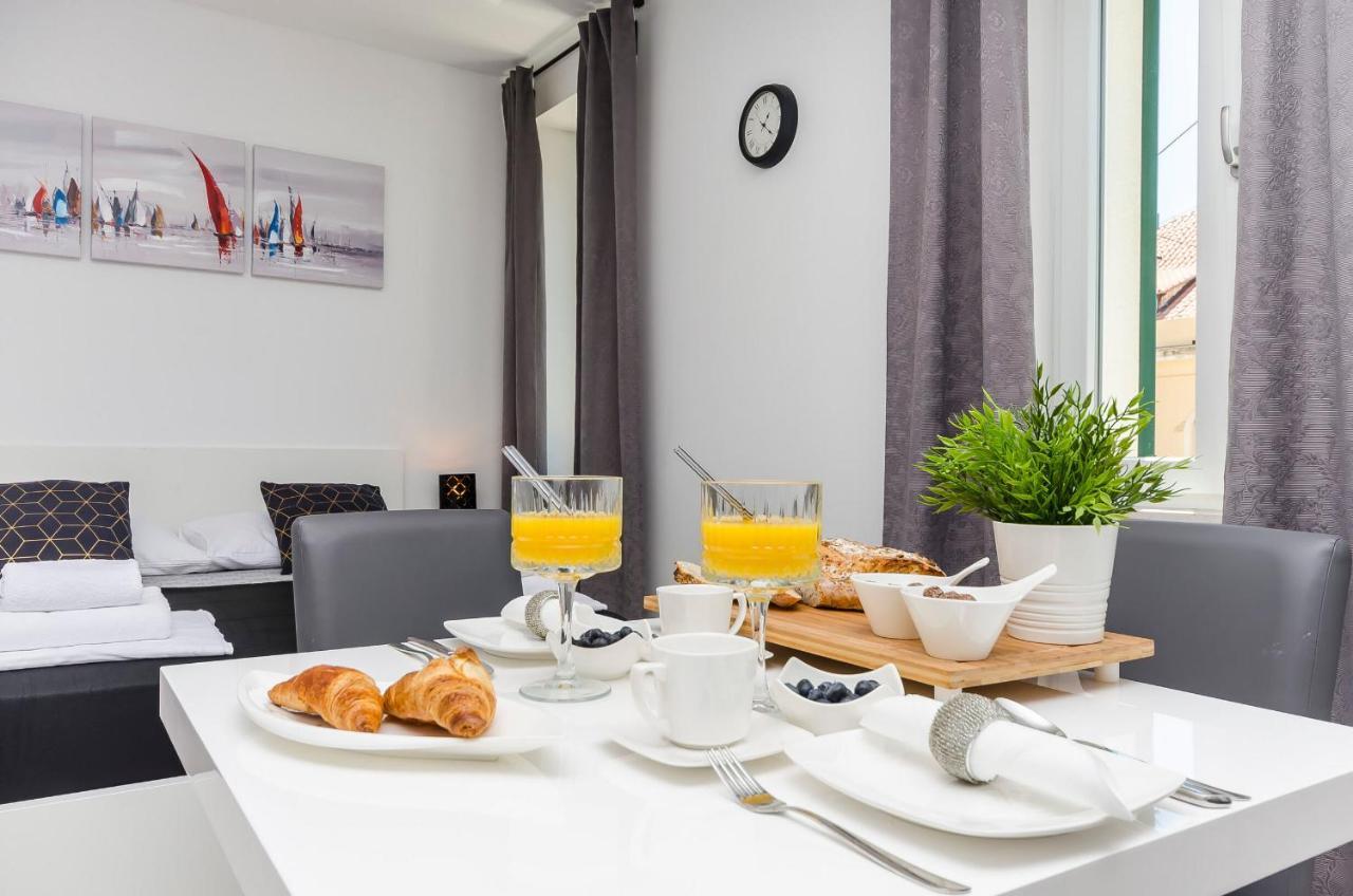 Apartments And Rooms Adriatic Suites Šibenik Kültér fotó