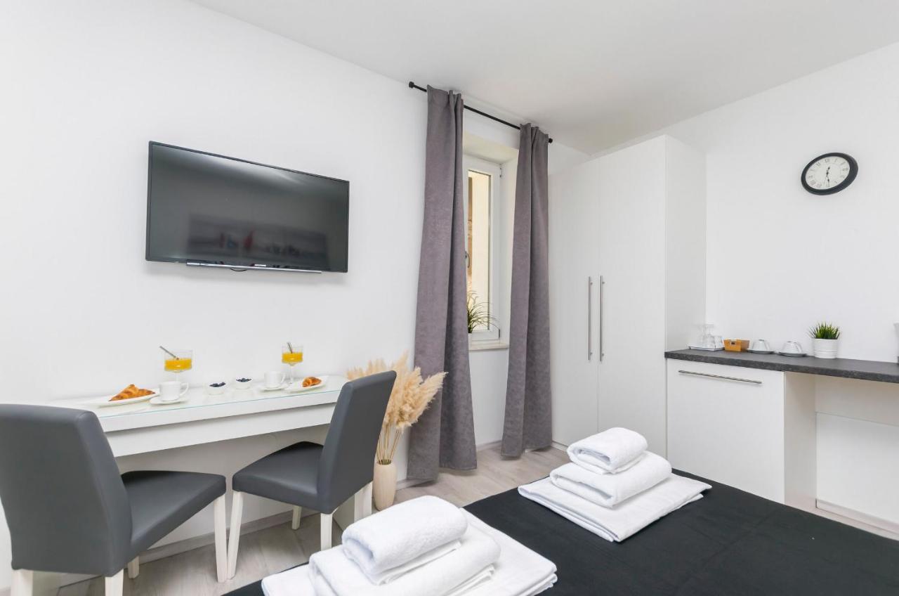 Apartments And Rooms Adriatic Suites Šibenik Kültér fotó