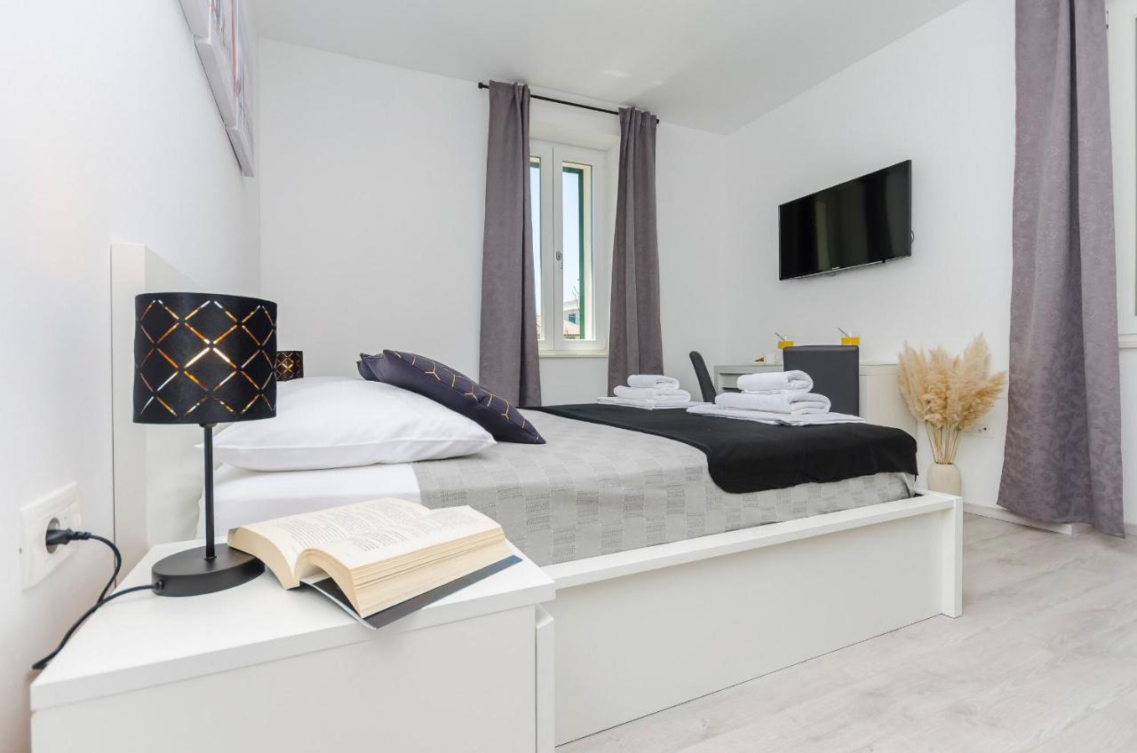 Apartments And Rooms Adriatic Suites Šibenik Kültér fotó
